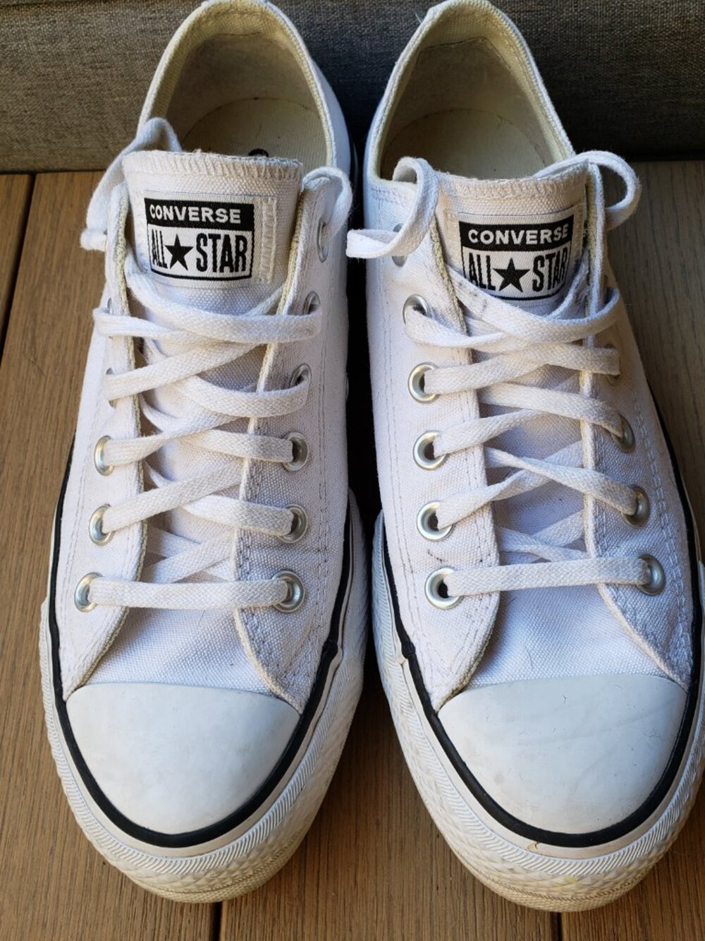 EUC CTAS Converse platform low top canvas 560251F (7.5) KICKS white